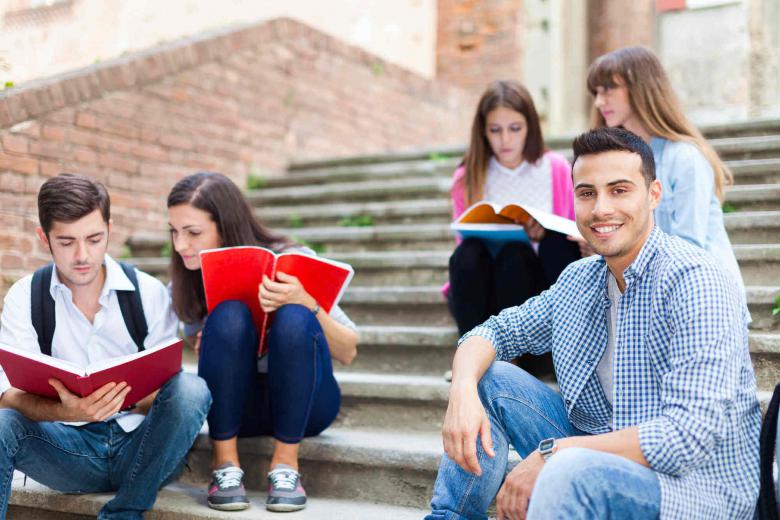 Studenten Taetowierte Braungebrannt Doppelter